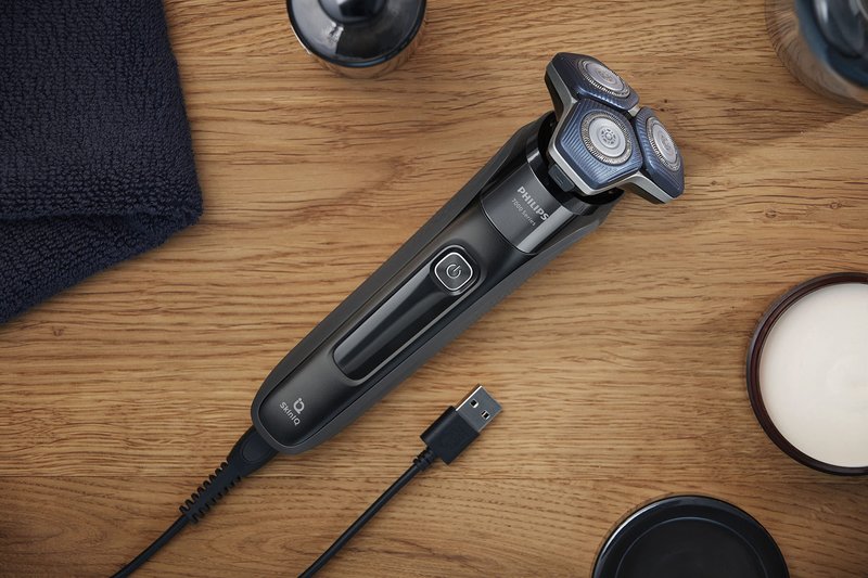 Philips Norelco Shaver 7600, Rechargeable Wet & Dry Electric Shaver with SenseIQ Technology, Quick Clean Pod, Travel Case & Pop-up Trimmer, S7886/84