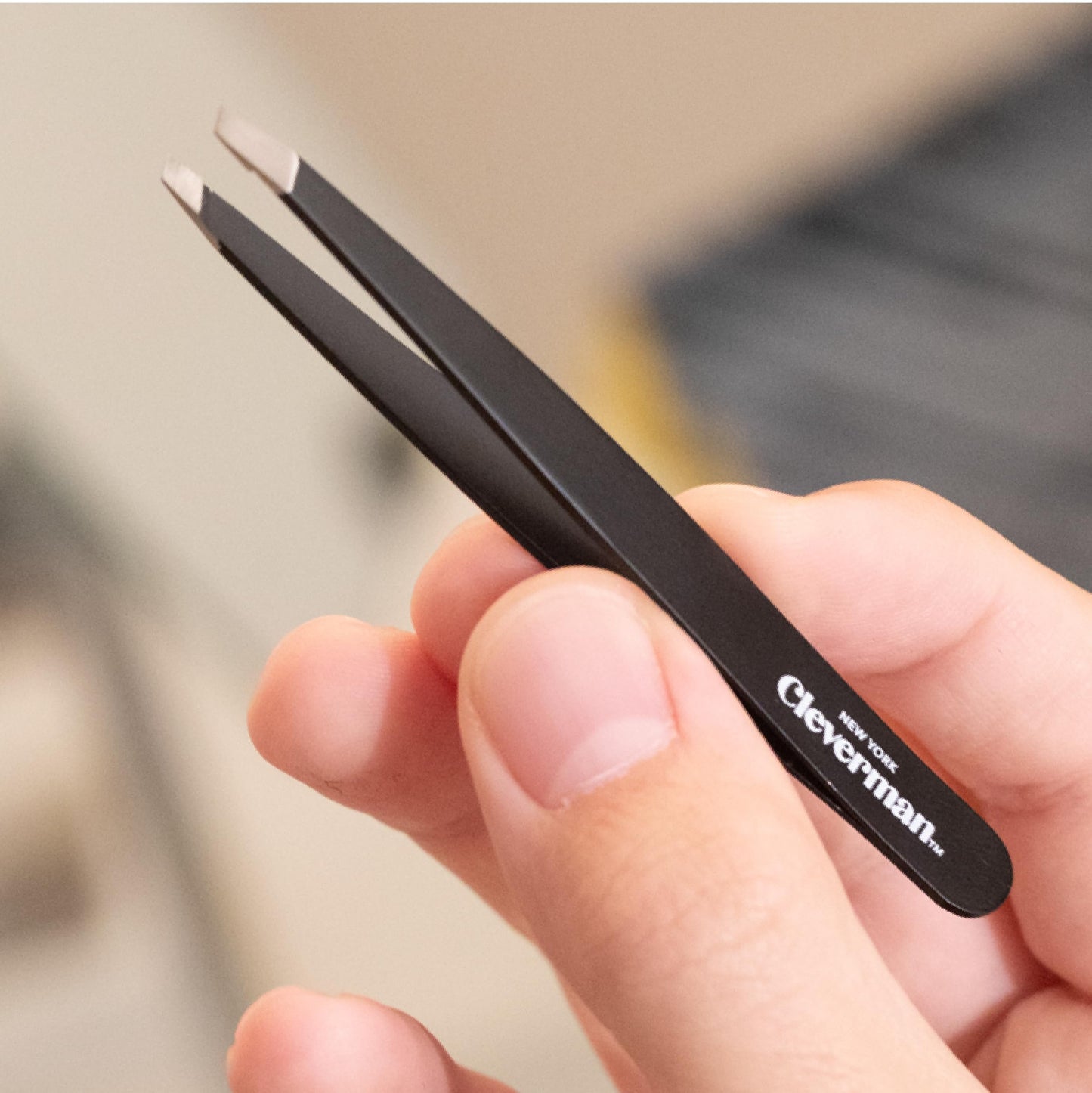 Cleverman Precision Slant Tweezer – Expert Eyebrow and Facial Hair Removal, Ideal for Ingrown Hair & Splinters, Travel Tweezer