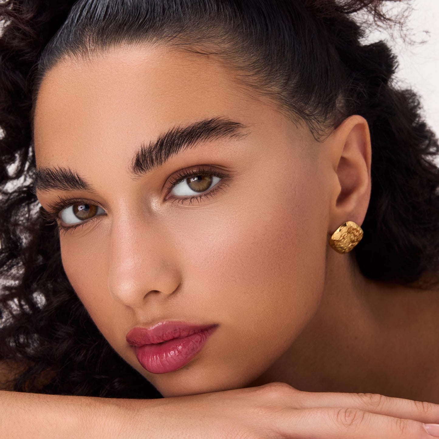 Catrice Colour Cushion Juicy Lip Oil | High-Shine, Non-Sticky Gloss with Nourishing Oils | Cushion Applicator & Twist-Up Pen | Vegan & Cruelty Free (040 | Crimson Crush)
