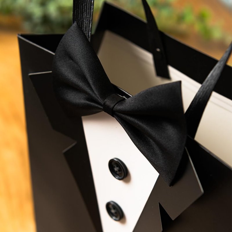 Crisky 6 Pack Classic Black 3D Tuxedo Gift Bags Real Bow Tie, Buttons for Groomsman Father's Birthday Anniversary Wedding Favor 10" x8" x4"