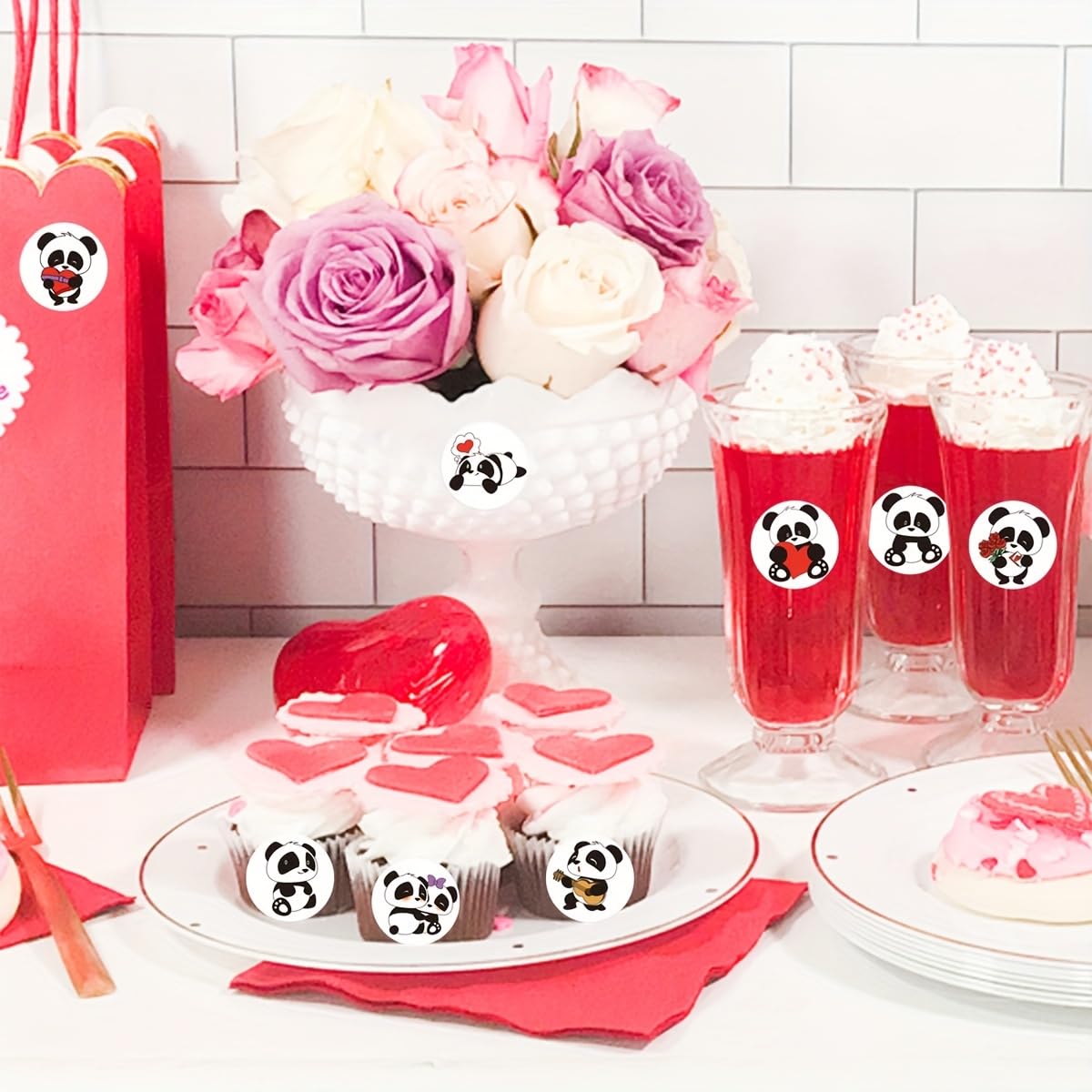 Xiongmao Panda Pattern PVC Adhesive Stickers, 500 Pieces Per Roll, Heart Design Sealing Labels ds, Gift Boxes, Cake Packaging and Party Decoration Use