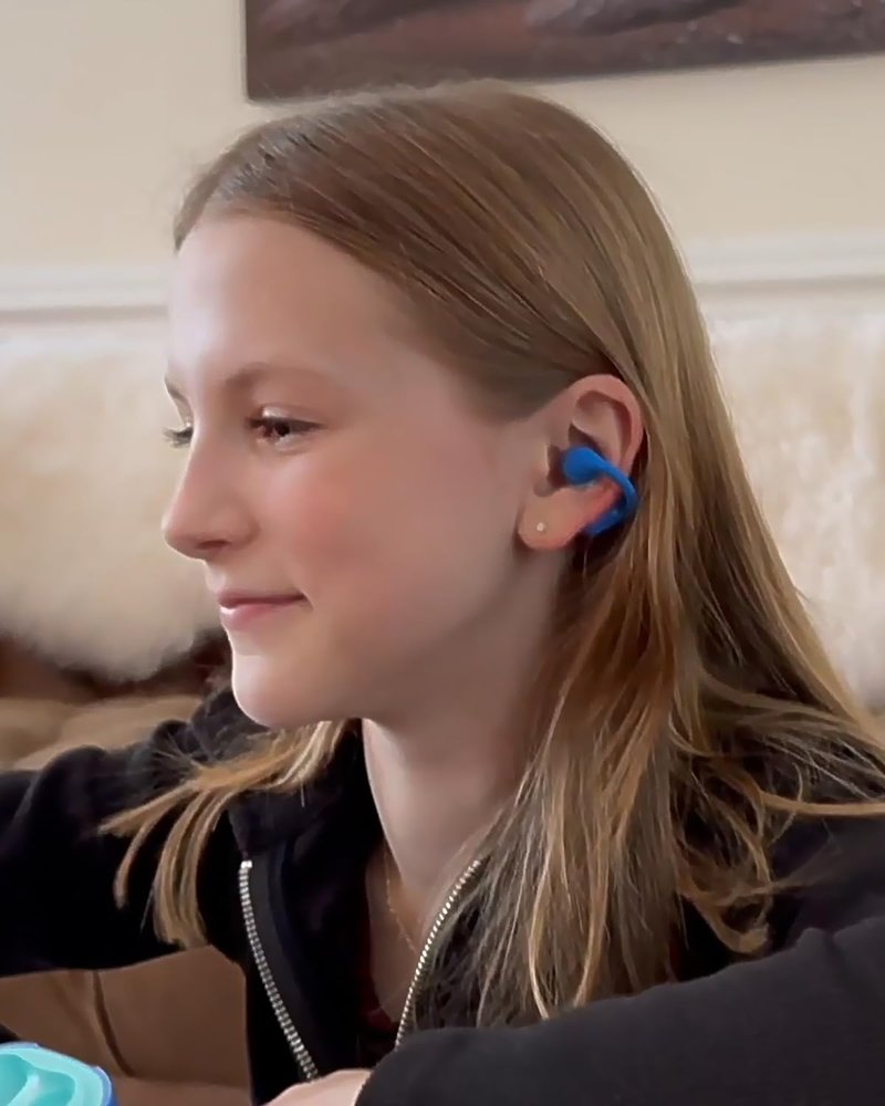 FOYCOY Kids Open Ear Earbuds - Clip-On Earbuds - 85 dB Volume Limit - Bluetooth 6.0, Built-in Mic, 40H Playtime, Silicone Pads, IPX5, Small Ears and Glasses Friendly, Ages 6-14, Blue