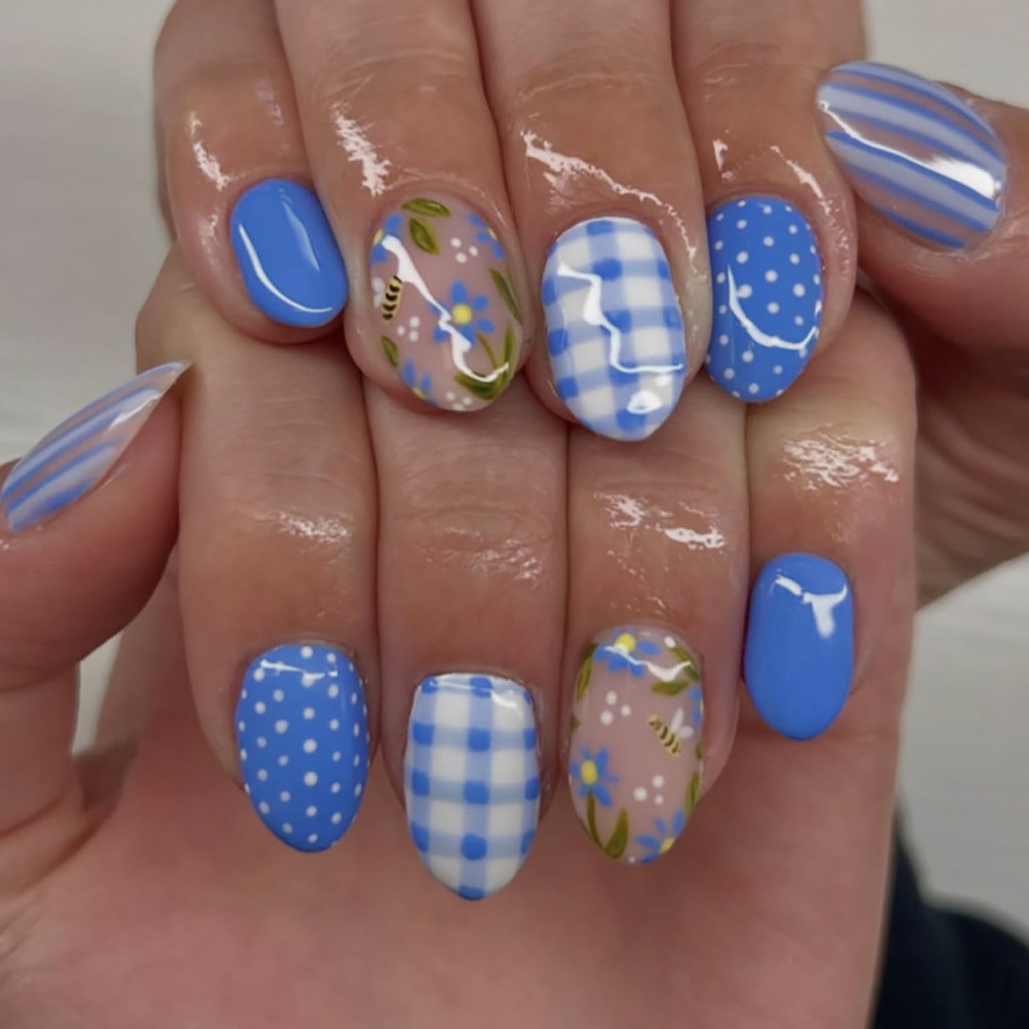 Almond Press-On Nails - 24Pcs Medium Length Gold Star Designs | Full Cover Nude Gradient Acrylic with Rhinestones