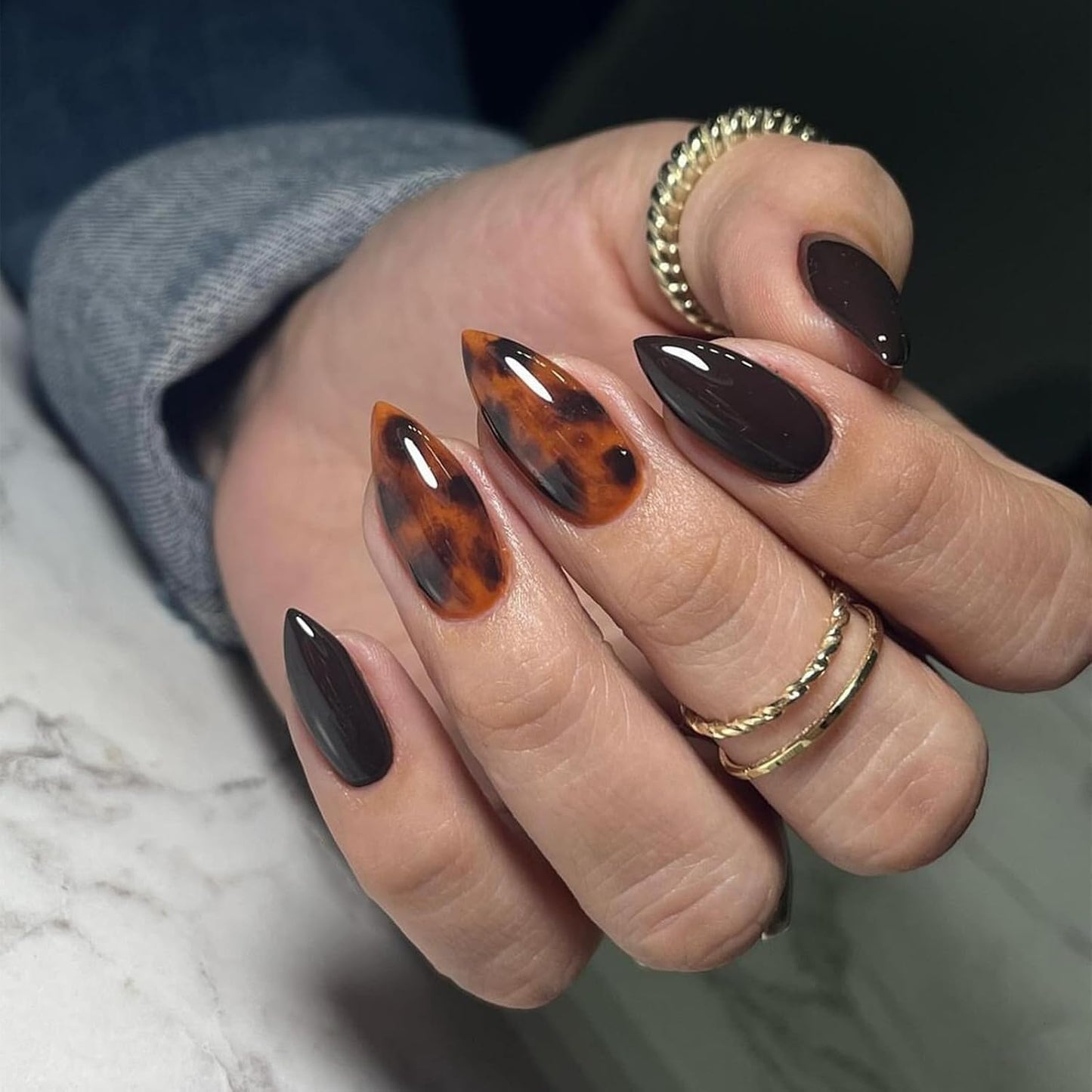 Brown Press on Nails Almond Medium Tortoise Shell Nails Press on Fake Nails with Designs Cheetah False Nails Gel Artificial Acrylic Nail Black Fingernails Full Cover Stick on Nails for Women 24Pcs