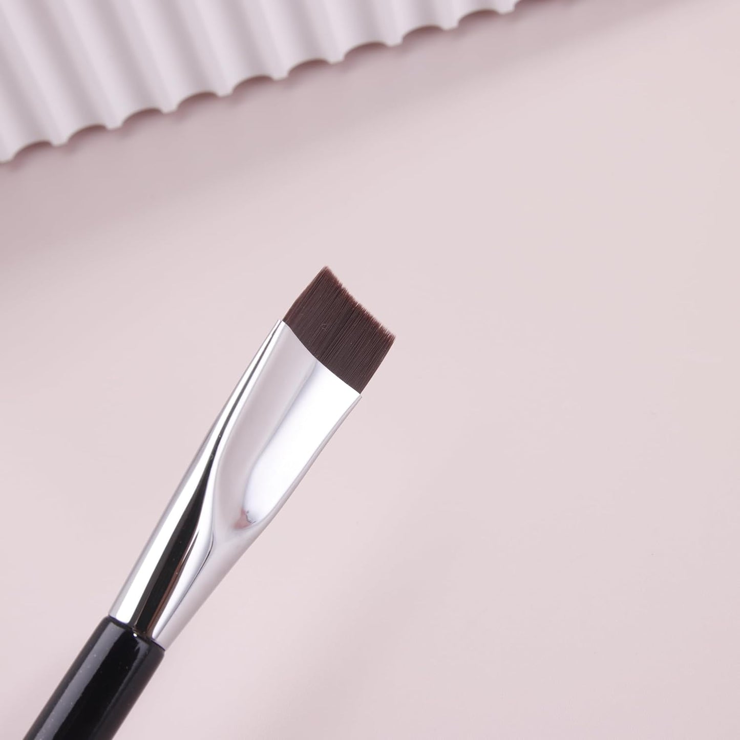 IT IS Arc Brush - Special Curved Brush Head for Perfect Eyeliner & Eye Shadow | E48