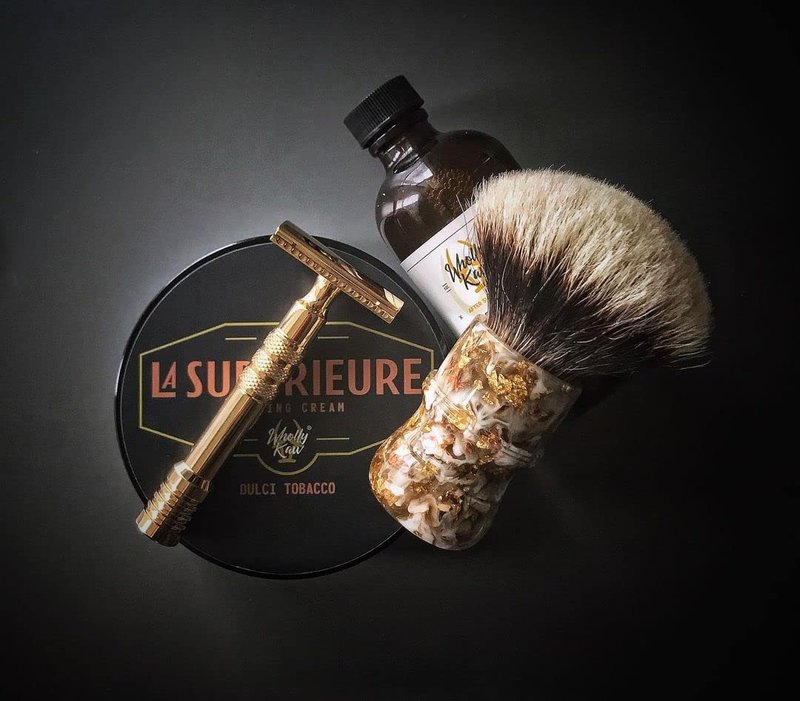 La Supérieure Shave Cream Dulci Tobacco - Vegan, Beta Carotene, Antioxidants. Not tested on animals, No Animal Ingredients. Scent notes: Tobacco, Nutmeg, Vanilla, Cedarwood