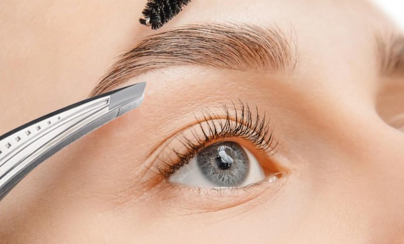 Eyebrow Tweezers – Precision Slant Tip Stainless Steel Tweezers for Ingrown Hair Removal, Professional Salon Grade, Non-Slip Grip