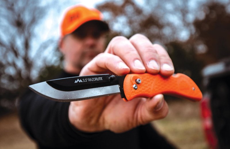 OUTDOOR EDGE Razor-Lite Folding Hunting Knife – 3.5″ Replaceable Razor Blades, Non-Slip Rubber Handle, Lock-Back Safety, Includes 6 Blades and Nylon Sheath