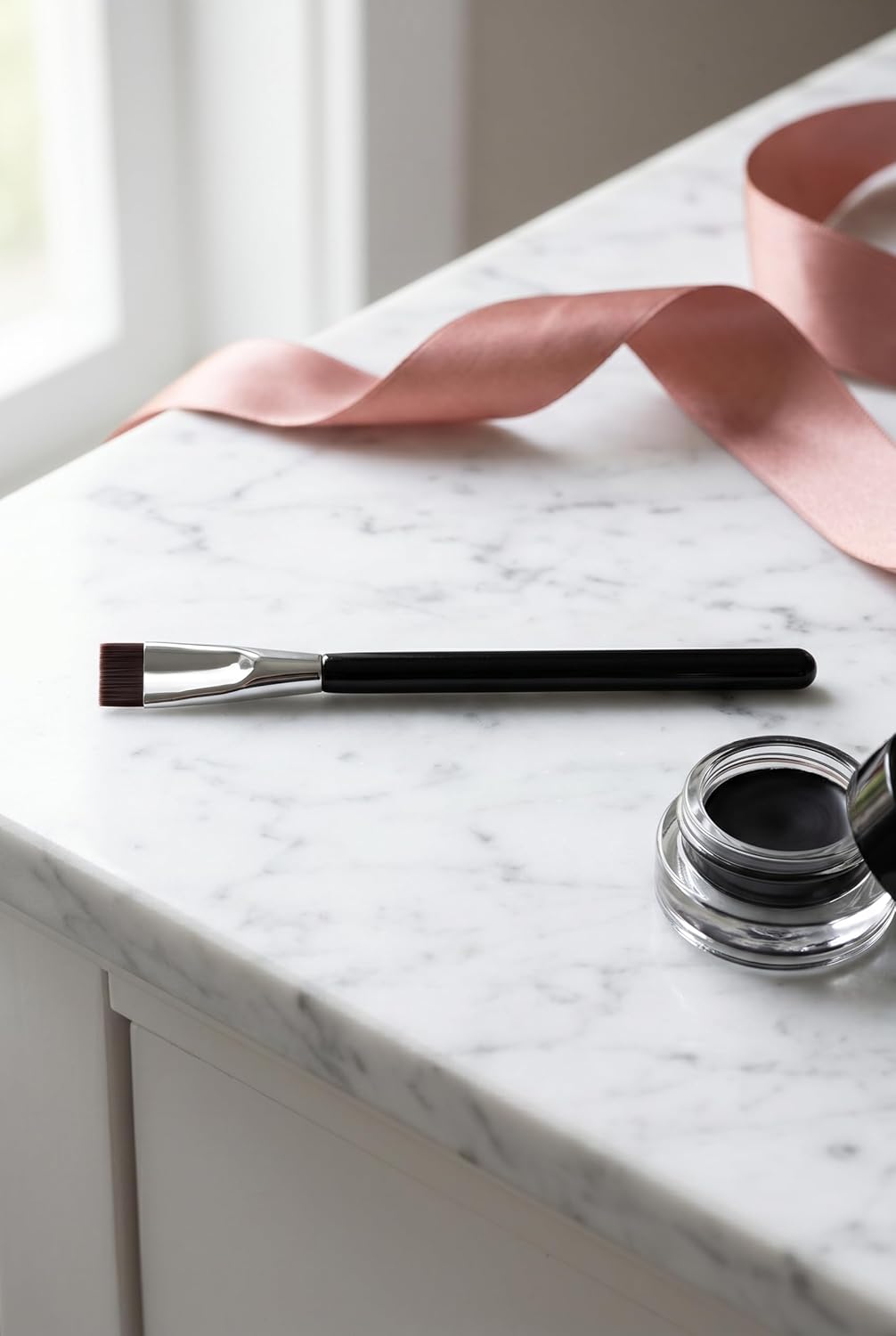 IT IS Arc Brush - Special Curved Brush Head for Perfect Eyeliner & Eye Shadow | E48