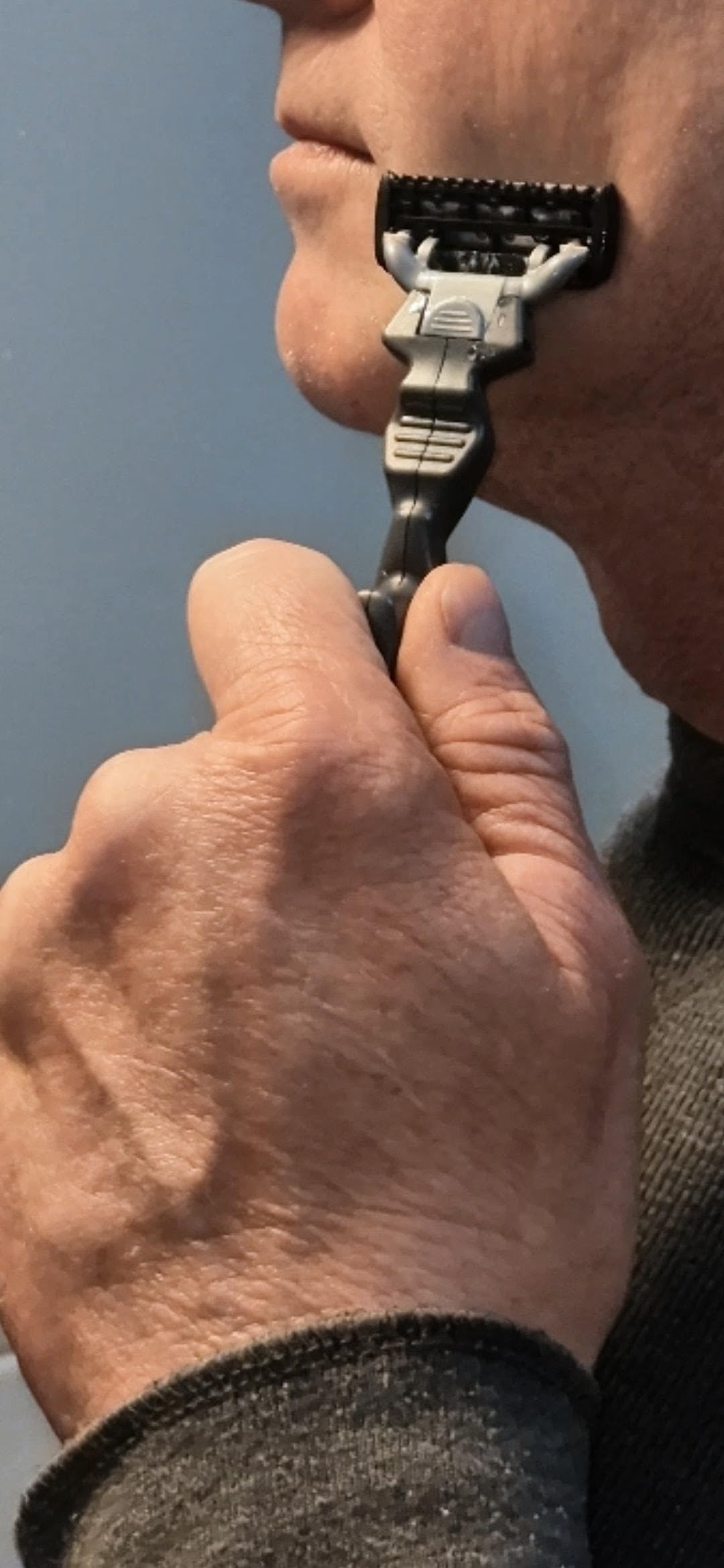 Skull Rake Men's Head and Face Shaver with Ergonomic Grip | Multi-Position Handle Design for Wet and Dry Head and Face Shaving (gray, 8-five+one blade cartridges with handle)