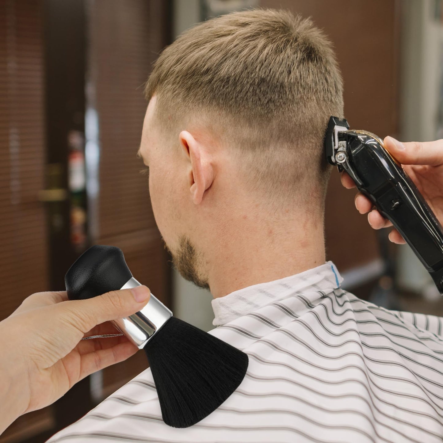 Large Barber Neck Duster Black Neck Duster Brush Soft Barber Neck Face Cleaning Hairbrush Hair Cutting Barber Brush Neck Duster with Plastic Handle Grip for Sweeping Hair Around Face
