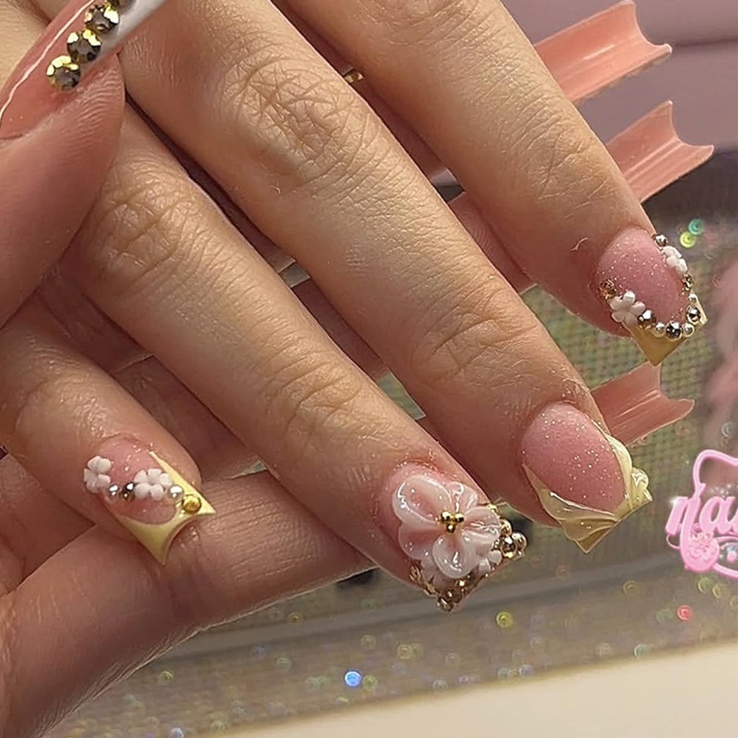 24Pcs 3D Flower Press on Nails Short Square French Tip Fake Nails Nude Pink Glitter Full Cover False Nails with Gold Pearl & Rhinestone Design Cute Stick on Nails for Women Girls Manicure Decoration