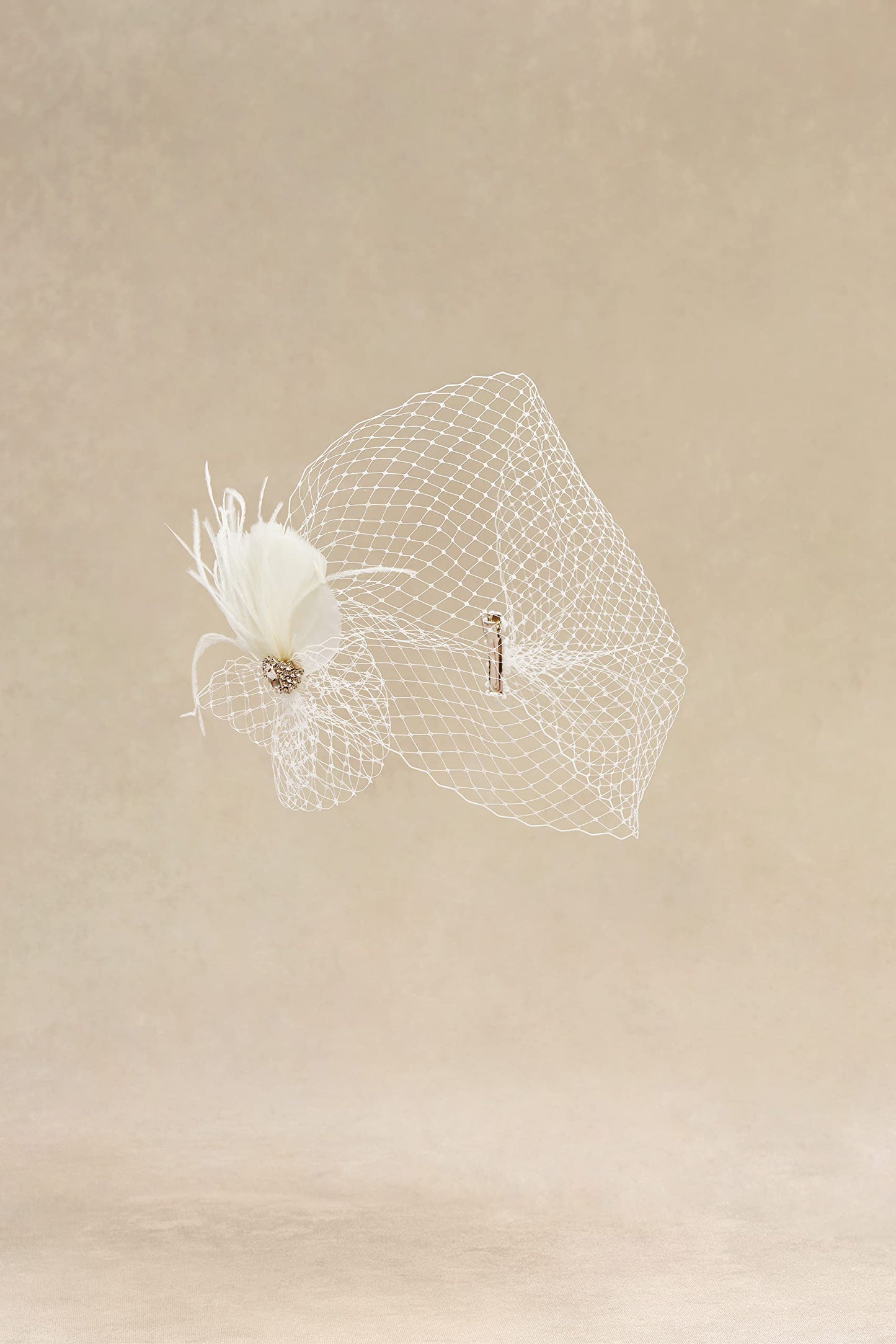 BABEYOND Veil Fascinator Hat for Women Feather Fascinators Hair Clip with Removable Veil Tea Party Hat Bridal Wedding White