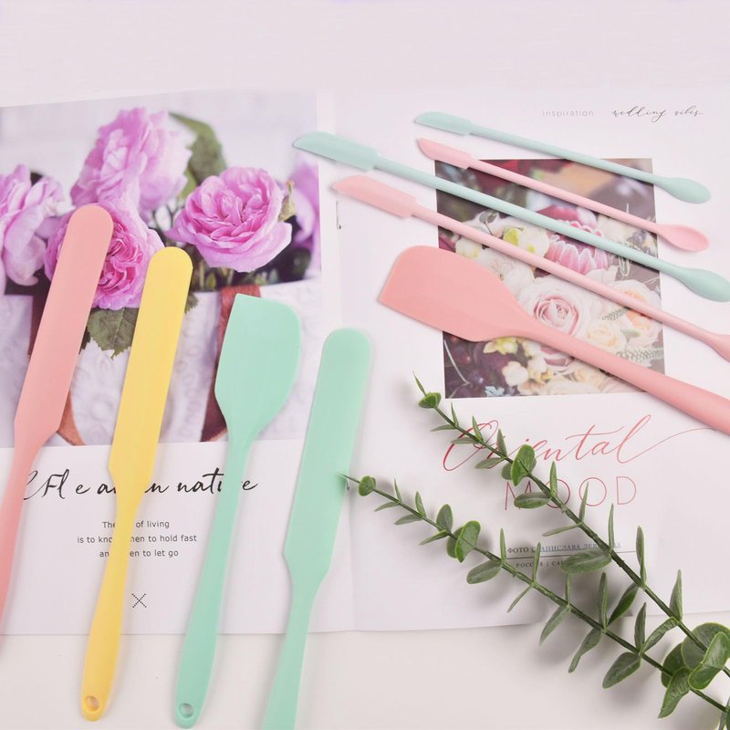 9 Pieces Wax Stick Non-stick Wax Spatulas Silicone Reusable Beauty Makeup Spatulas Different Sizes Silicone Scrapers for Cosmetic Bottles Hard Wax Stir Sticks Set Hair Removal Waxing Applicator