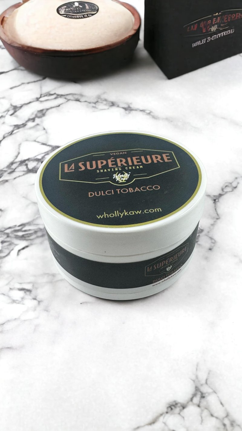La Supérieure Shave Cream Dulci Tobacco - Vegan, Beta Carotene, Antioxidants. Not tested on animals, No Animal Ingredients. Scent notes: Tobacco, Nutmeg, Vanilla, Cedarwood