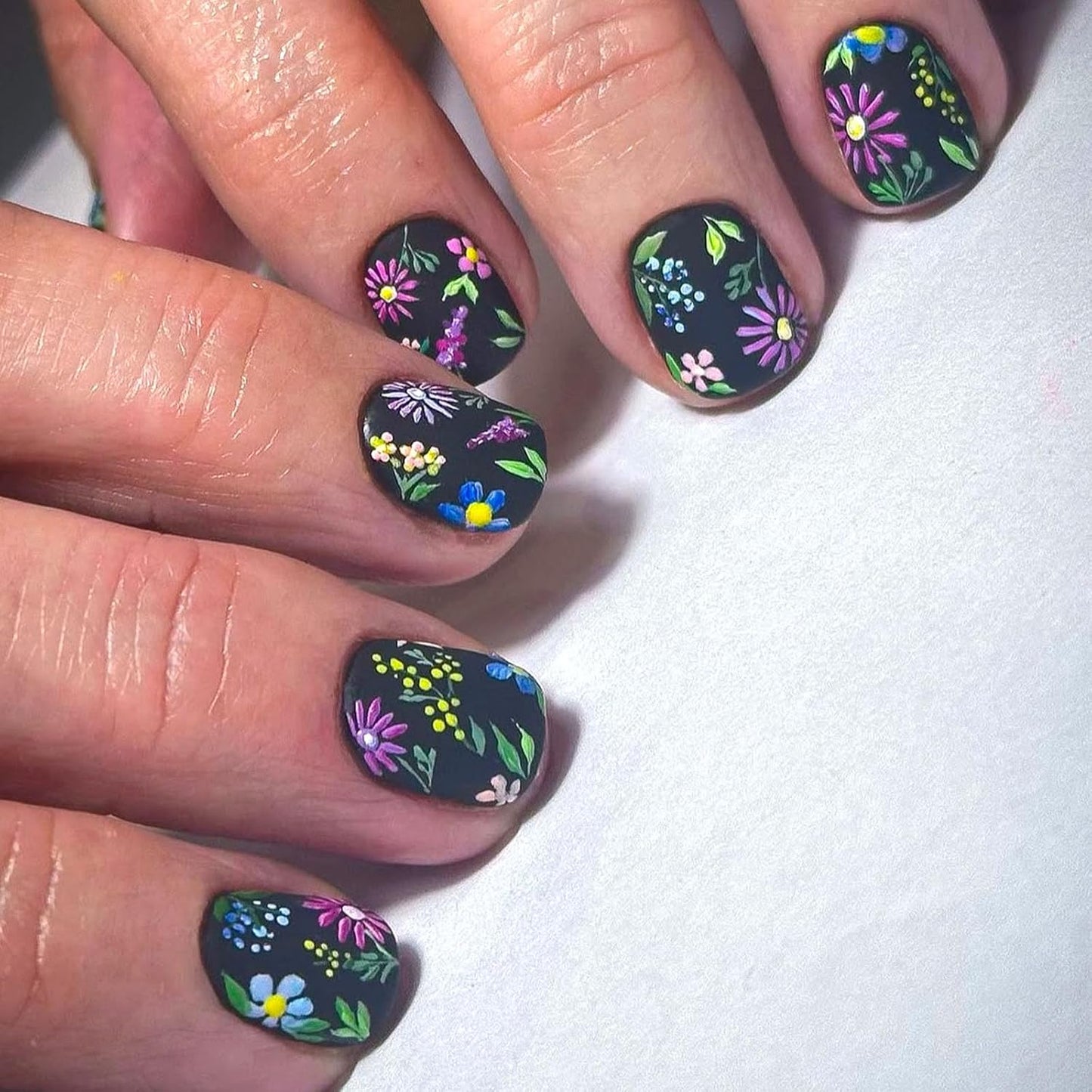3D Flower Press On Nails | 24 Pcs Short Square Fake Nails with Blue Daisy Designs for Spring & Summer Manicure