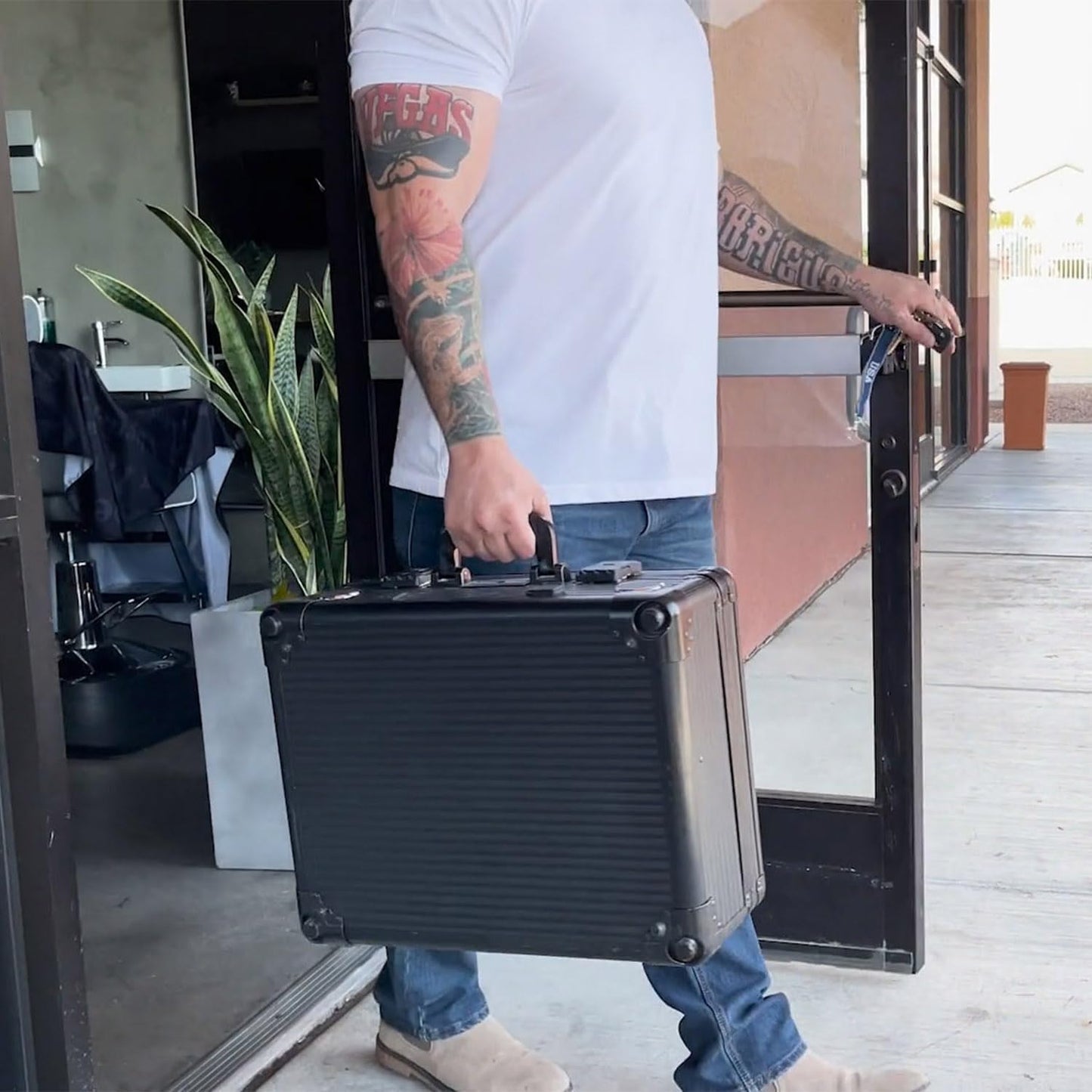 Mobile Barber Station - MANE TAME Executive Case with Speakers & Locks | Black
