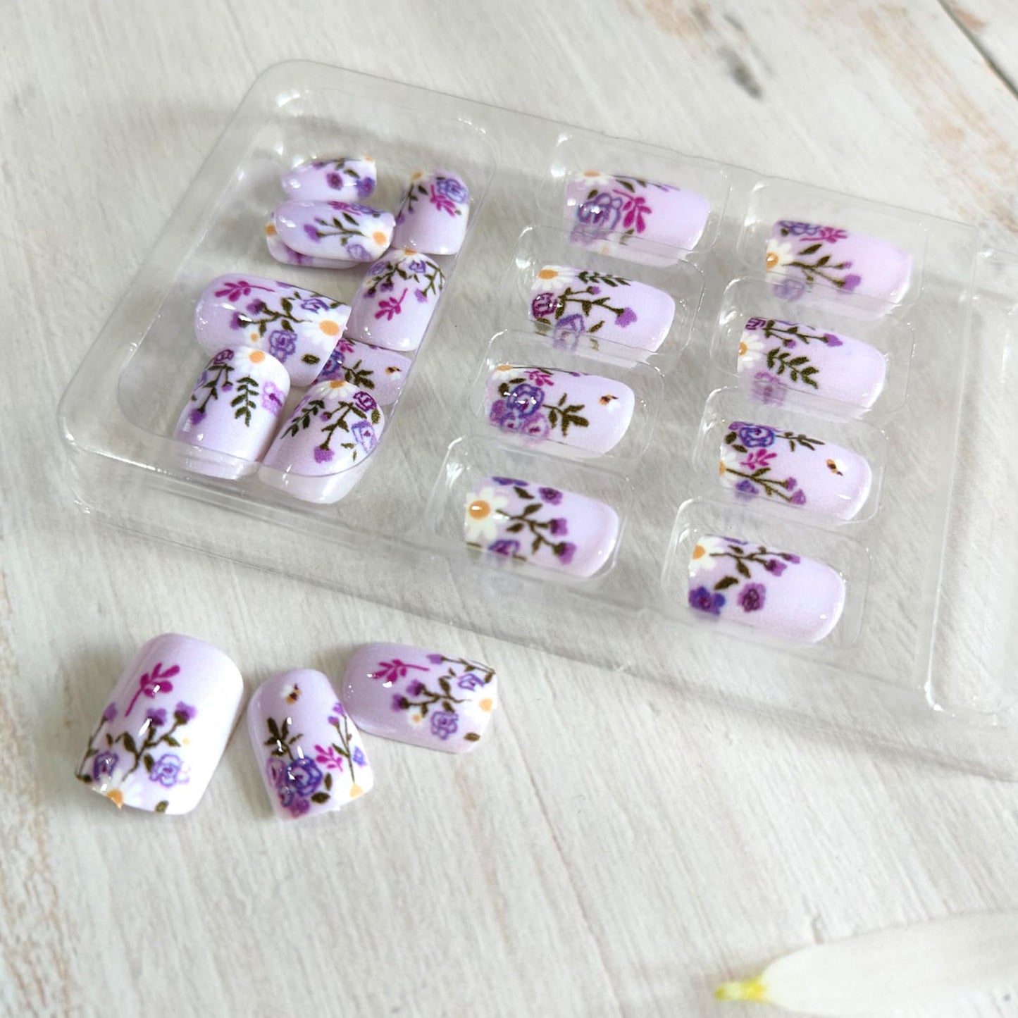 Purple Press on Nails Short Square Fake Nails Flower Bee Design Full Cover Glue on Nails Press ons Purple Flowers Acrylic False Nails Cute Artificial Stick on Nails for Women Girls 24 Pcs