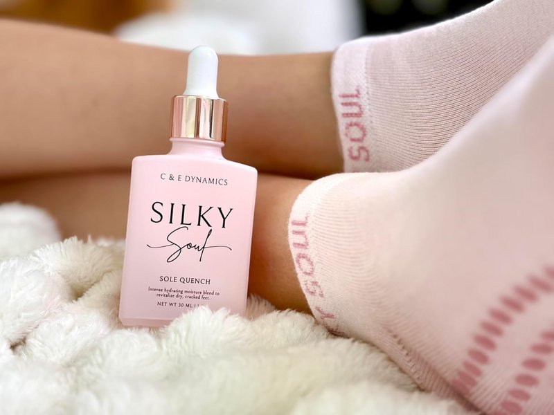 Moisturizing Silicone Socks for Dry Feet & Cracked Heels | Hydrating Treatment - Intensive Foot Repair (Pink, Large)