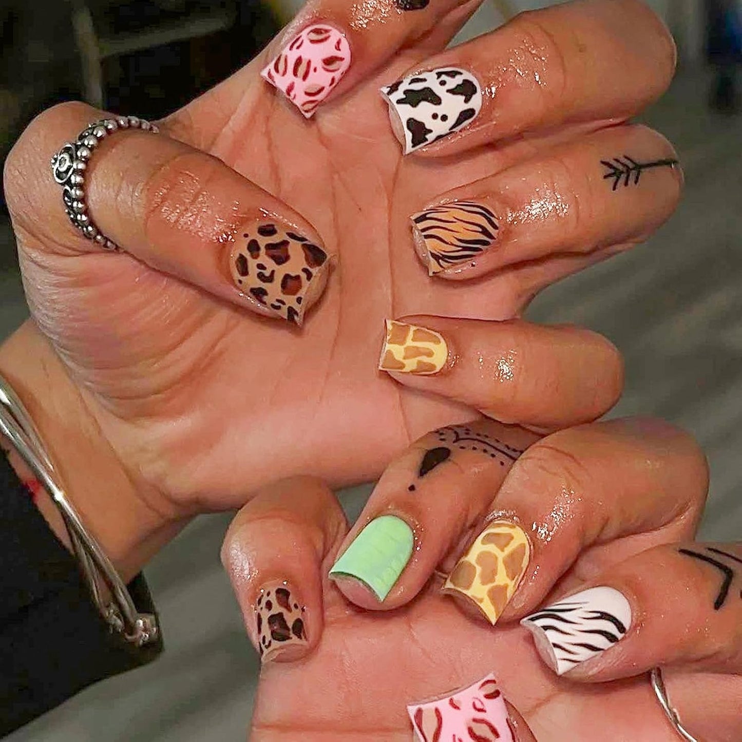 3D Flower Press On Nails | 24 Pcs Short Square Fake Nails with Blue Daisy Designs for Spring & Summer Manicure