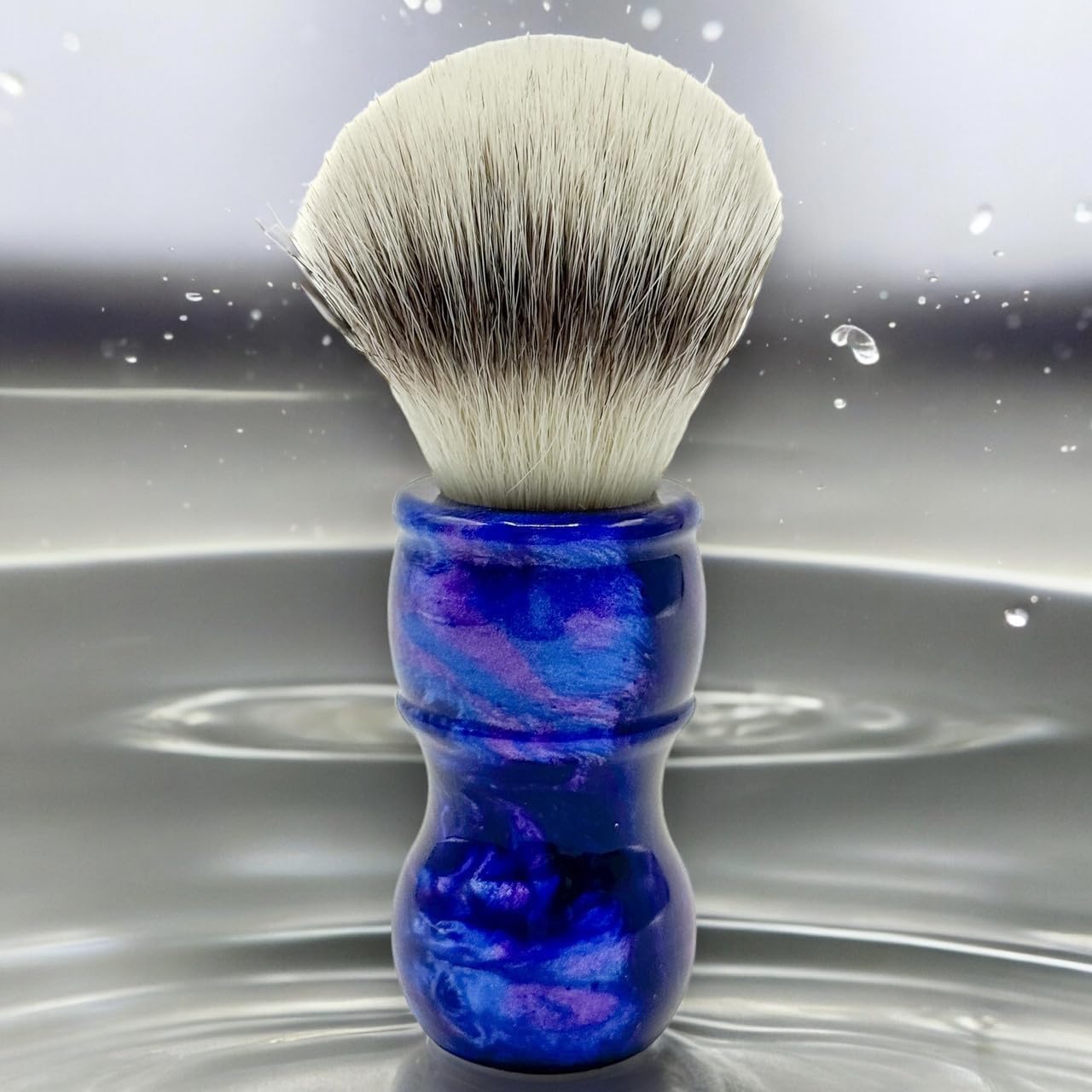 Parker “Blue Storm” Deluxe Synthetic Shaving Brush & Stand – 24 mm Knot, Iridescent Resin Handle, Ergonomic 122 mm Length, Handmade with a High Bristle Density for Rich Lather