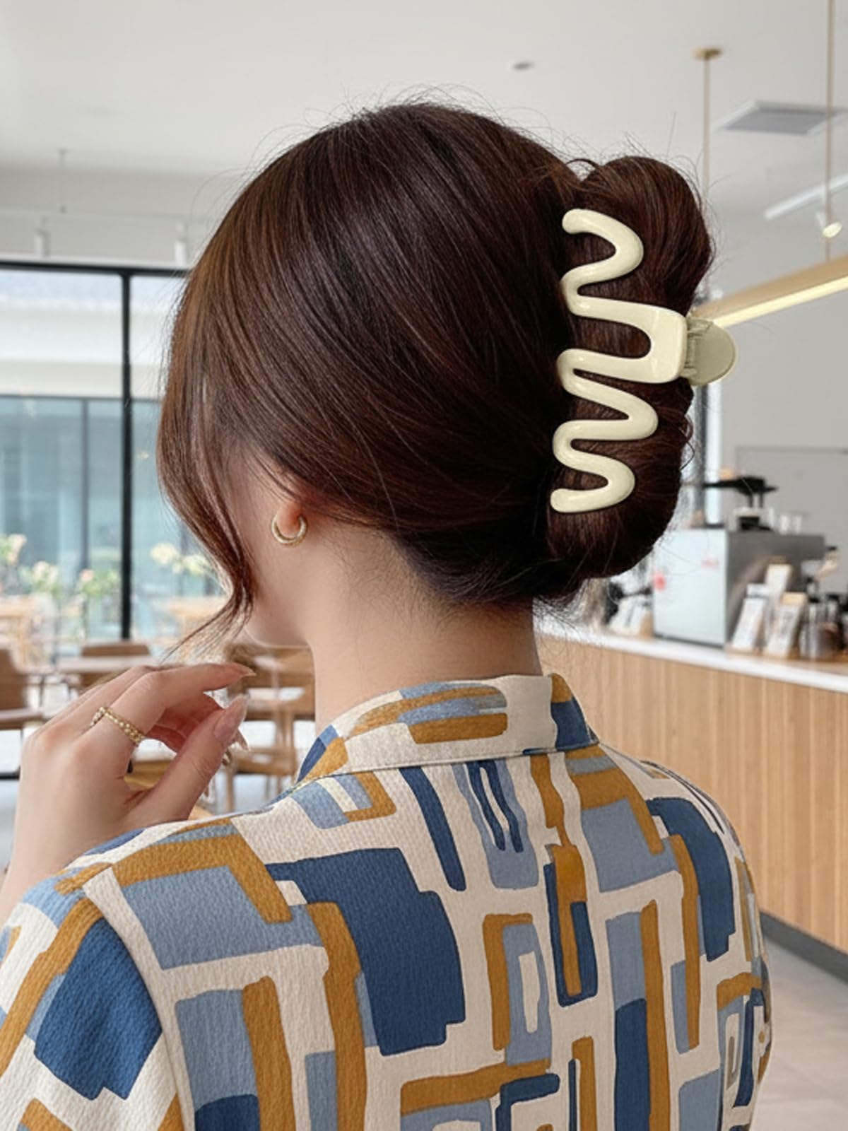 1PC Wavy Hair Claw Clip for Women - Non Slip Grip for Thick Hair, Cute & Stylish Hair Accessories in Elegant Jelly Color(Yellow)