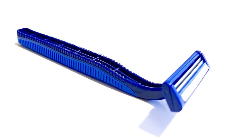 10 Pack of Dependable Disposable Blue Razor Blades with Aloe Vera Strip and Solid Handle