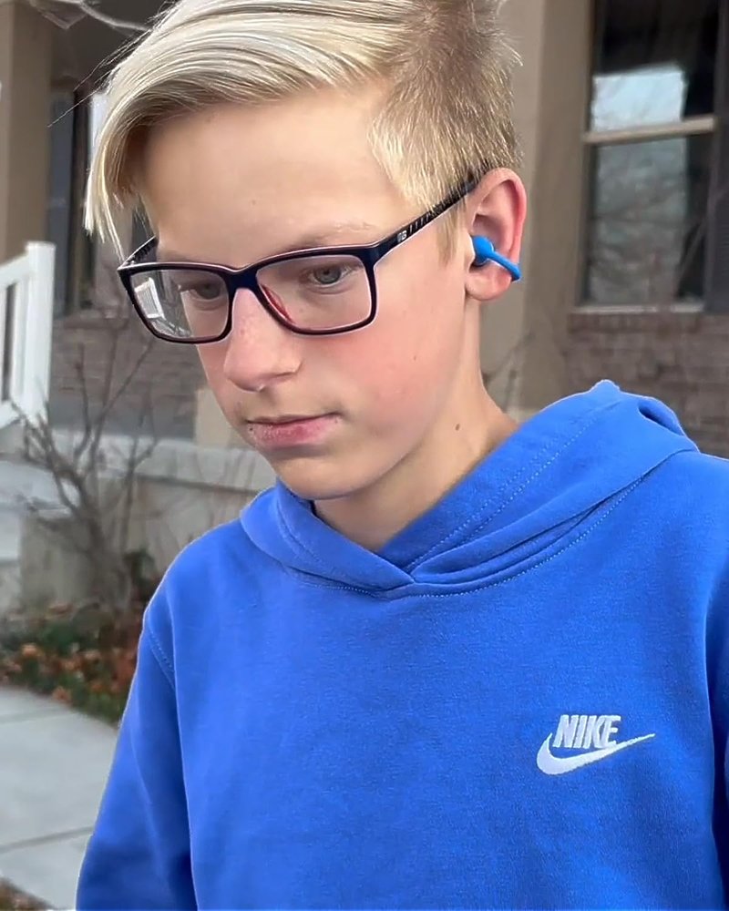 FOYCOY Kids Open Ear Earbuds - Clip-On Earbuds - 85 dB Volume Limit - Bluetooth 6.0, Built-in Mic, 40H Playtime, Silicone Pads, IPX5, Small Ears and Glasses Friendly, Ages 6-14, Blue