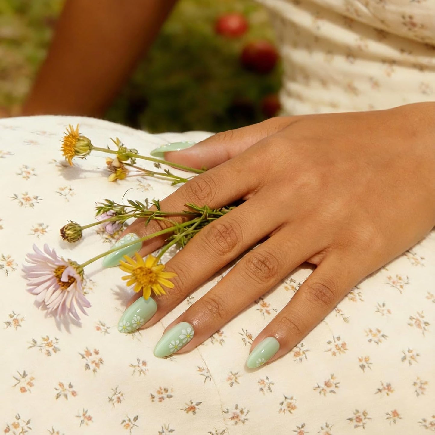 Press On Nails - Meadow Daisy 3D Flower Design | Easy-Apply Almond Shape in Pastel Green - 32 Nails, 16 Sizes Included