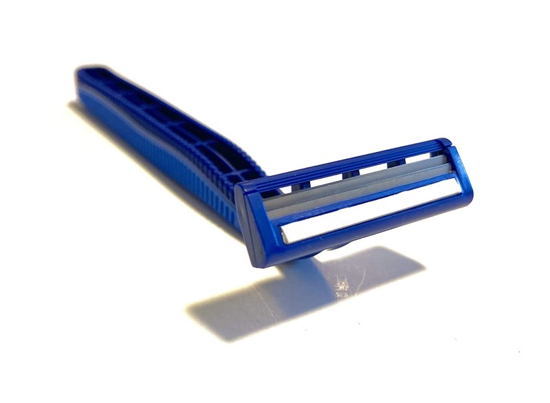 10 Pack of Dependable Disposable Blue Razor Blades with Aloe Vera Strip and Solid Handle