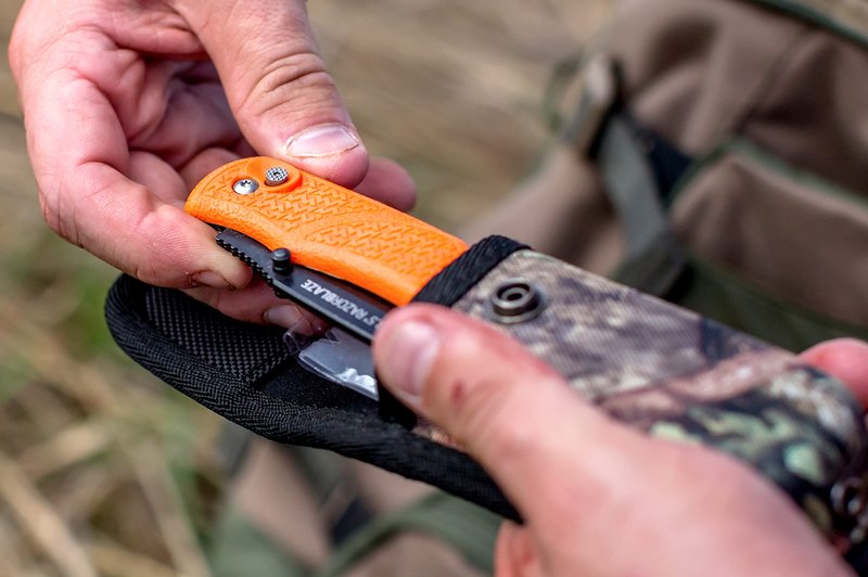 OUTDOOR EDGE Razor-Lite Folding Hunting Knife – 3.5″ Replaceable Razor Blades, Non-Slip Rubber Handle, Lock-Back Safety, Includes 6 Blades and Nylon Sheath