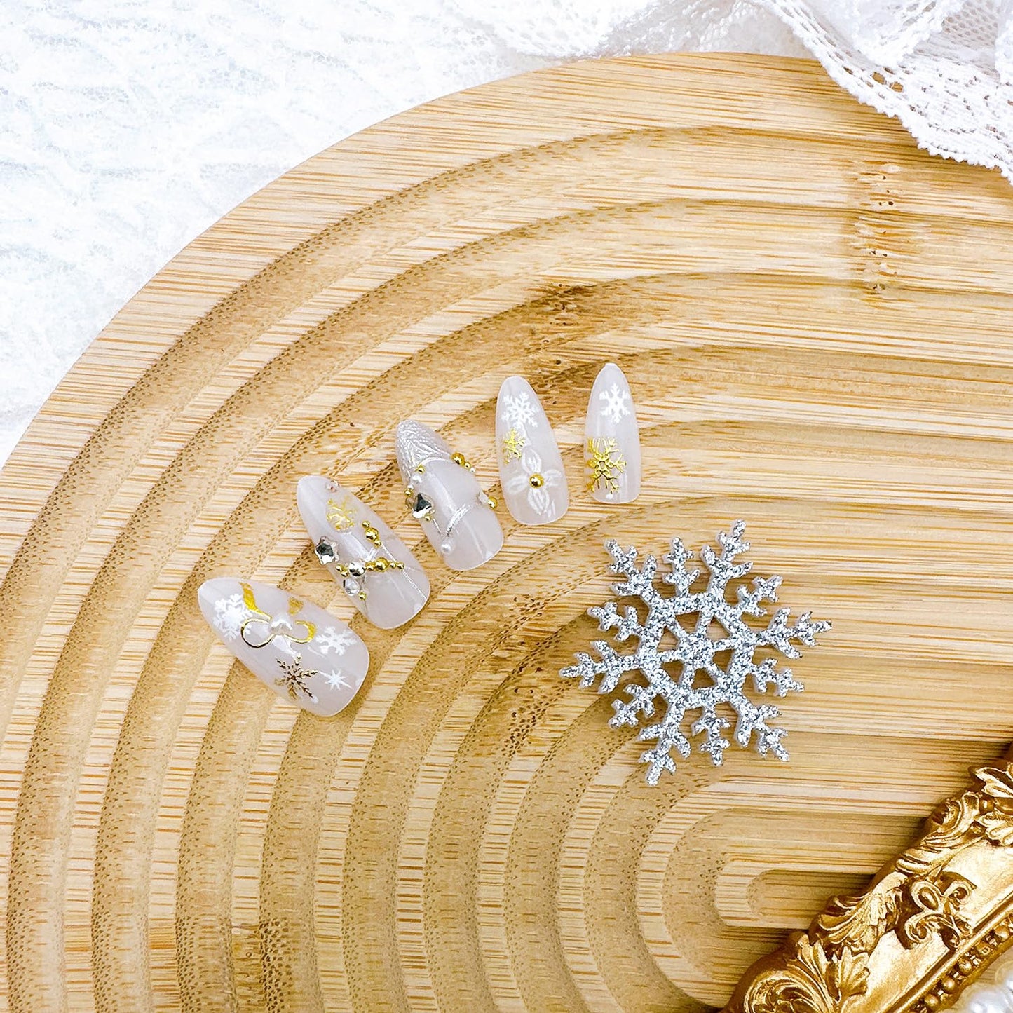 24Pcs Christmas Press on Nails Medium Almond Fake Nails with 3D Flower Bow Rhinestones Designs Gold Snowflake Acrylic Nail Xmas Winter False Nail New Year Full Cover Glue on Nails for Women