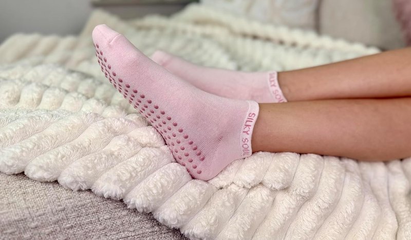 Moisturizing Silicone Socks for Dry Feet & Cracked Heels | Hydrating Treatment - Intensive Foot Repair (Pink, Large)