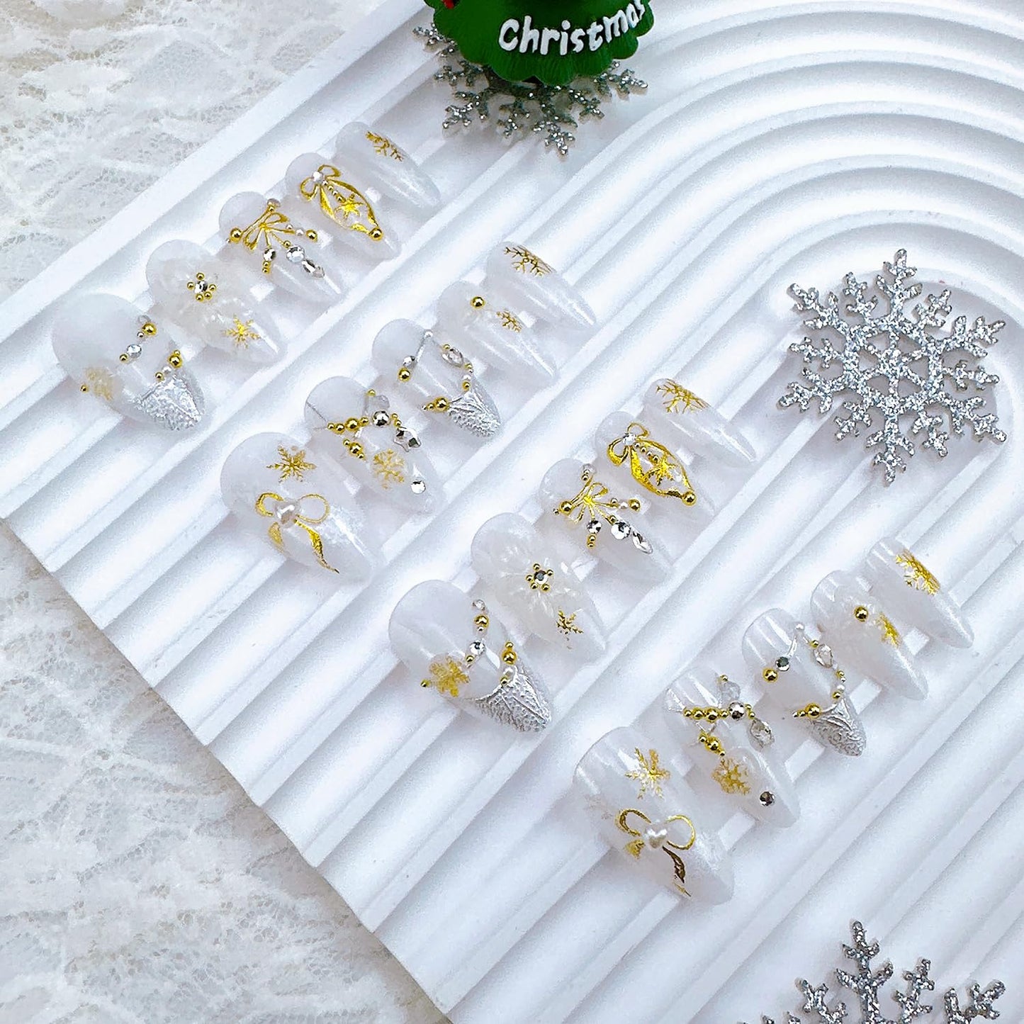 24Pcs Christmas Press on Nails Medium Almond Fake Nails with Heart Star Diamond Designs 3D Winter Flower Acrylic Nail New Year Gold Snowflake False Nails Xmas Full Cover Glue on Nails for Women