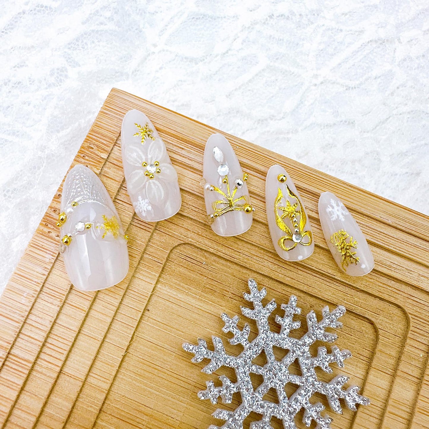 24Pcs Christmas Press on Nails Medium Almond Fake Nails with 3D Flower Bow Rhinestones Designs Gold Snowflake Acrylic Nail Xmas Winter False Nail New Year Full Cover Glue on Nails for Women
