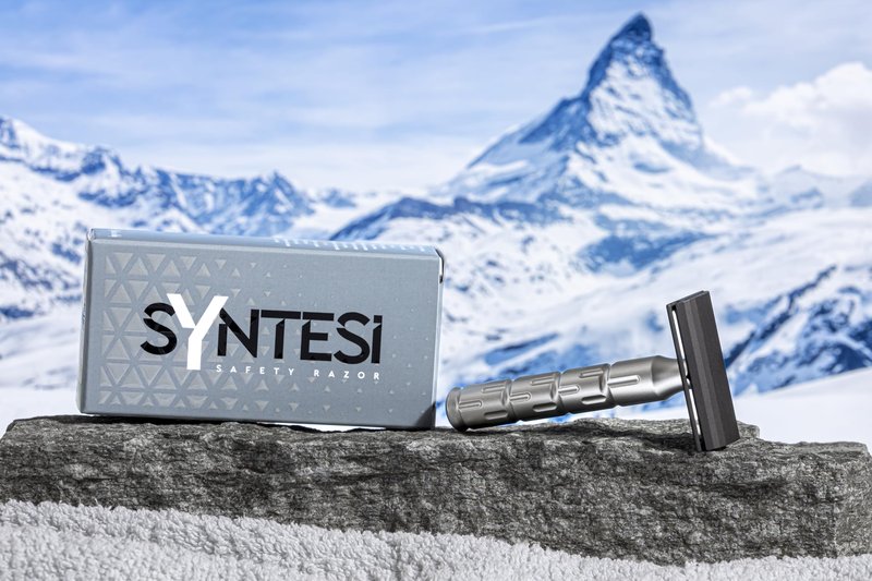 The Goodfellas’ Smile Syntesi Velvet CNC‑Machined Aluminum Double‑Edge Safety Razor – 45° Precision Shaving Angle, Lightweight & Agile Design for Shaving Control, Handcrafted in Italy