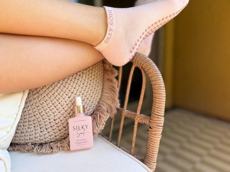 Moisturizing Silicone Socks for Dry Feet & Cracked Heels | Hydrating Treatment - Intensive Foot Repair (Pink, Large)