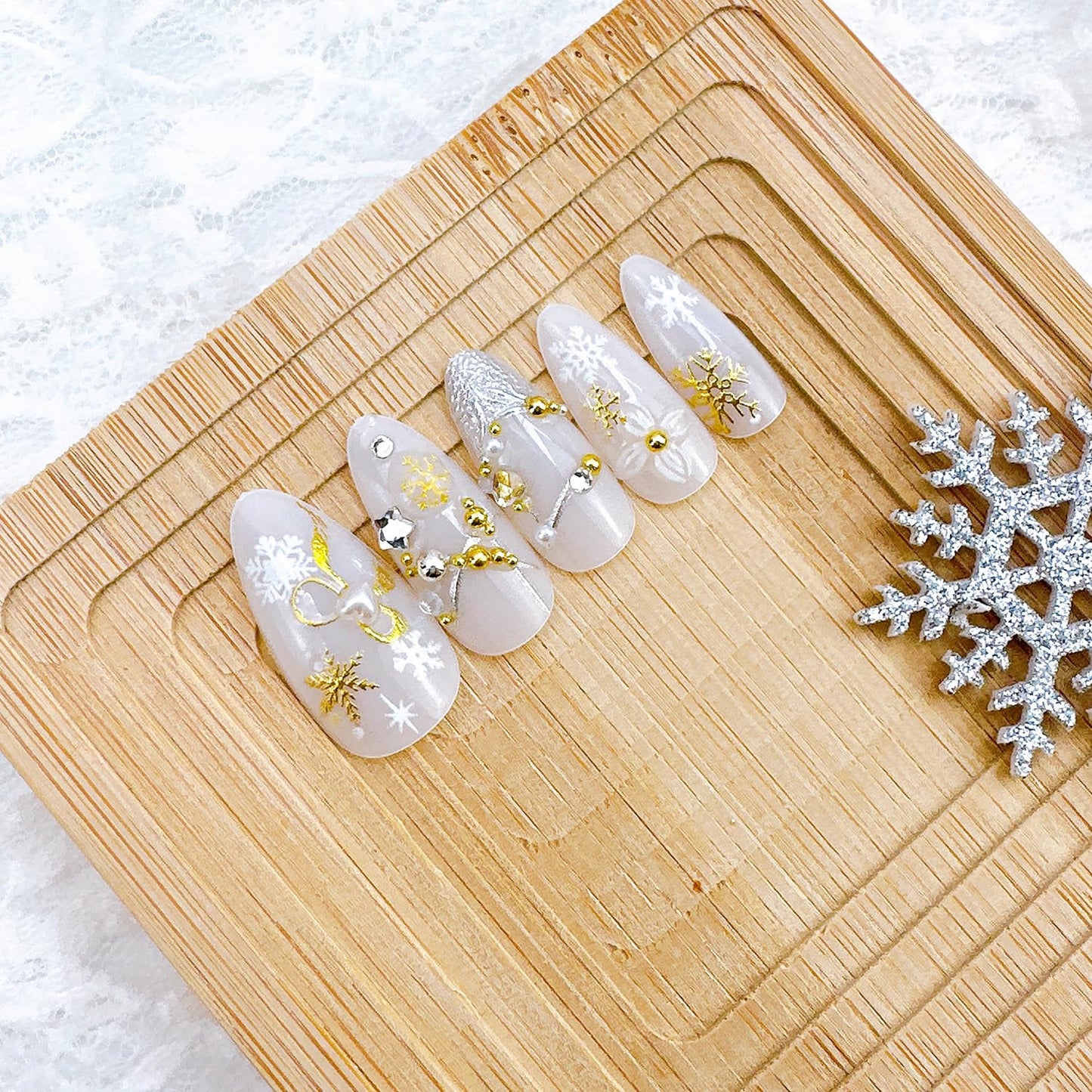 24Pcs Christmas Press on Nails Medium Almond Fake Nails with Heart Star Diamond Designs 3D Winter Flower Acrylic Nail New Year Gold Snowflake False Nails Xmas Full Cover Glue on Nails for Women