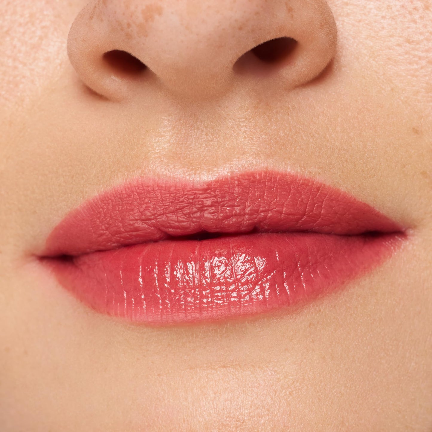 essence | Hydra Kiss Lip Tint | Hydrating, Long-Lasting Lip Stain | Natural Color & Radiant Shine (01 Blushing Nude)