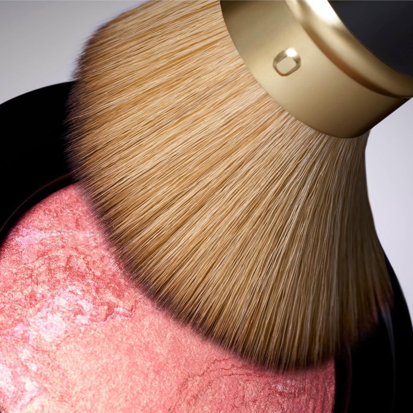 Laura Geller Professional Makeup Brushes - Cruelty-Free Retractable Angled Kabuki Brush for Flawless Application