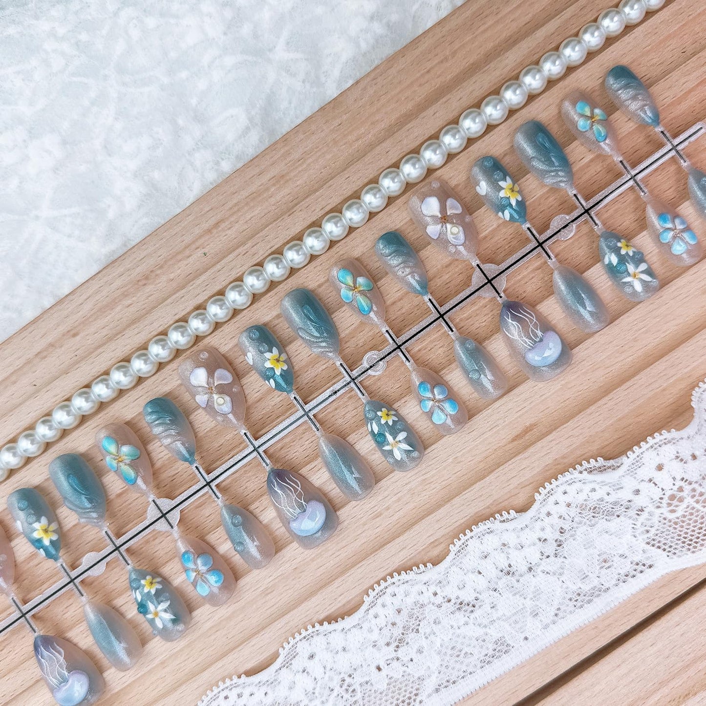 30pcs Summer Press on Nails Short Almond Fake Nails with 3D Jellyfish Floral Glitter Design Ocean Beach False Nails Cute Flower Artificial Nails Full Cover Stick on Nails for Women Nail Decorations