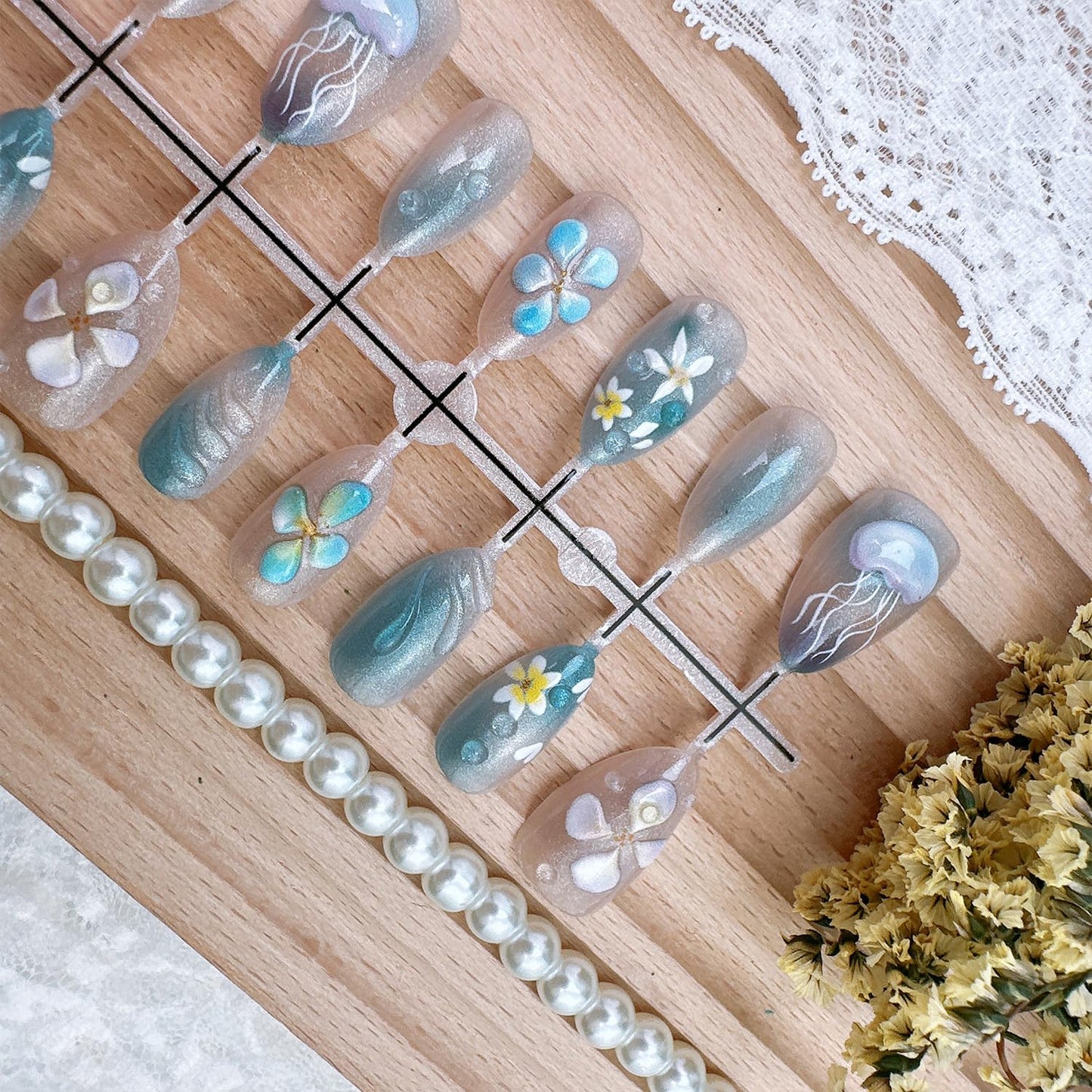 30pcs Summer Press on Nails Short Almond Fake Nails with 3D Jellyfish Floral Glitter Design Ocean Beach False Nails Cute Flower Artificial Nails Full Cover Stick on Nails for Women Nail Decorations
