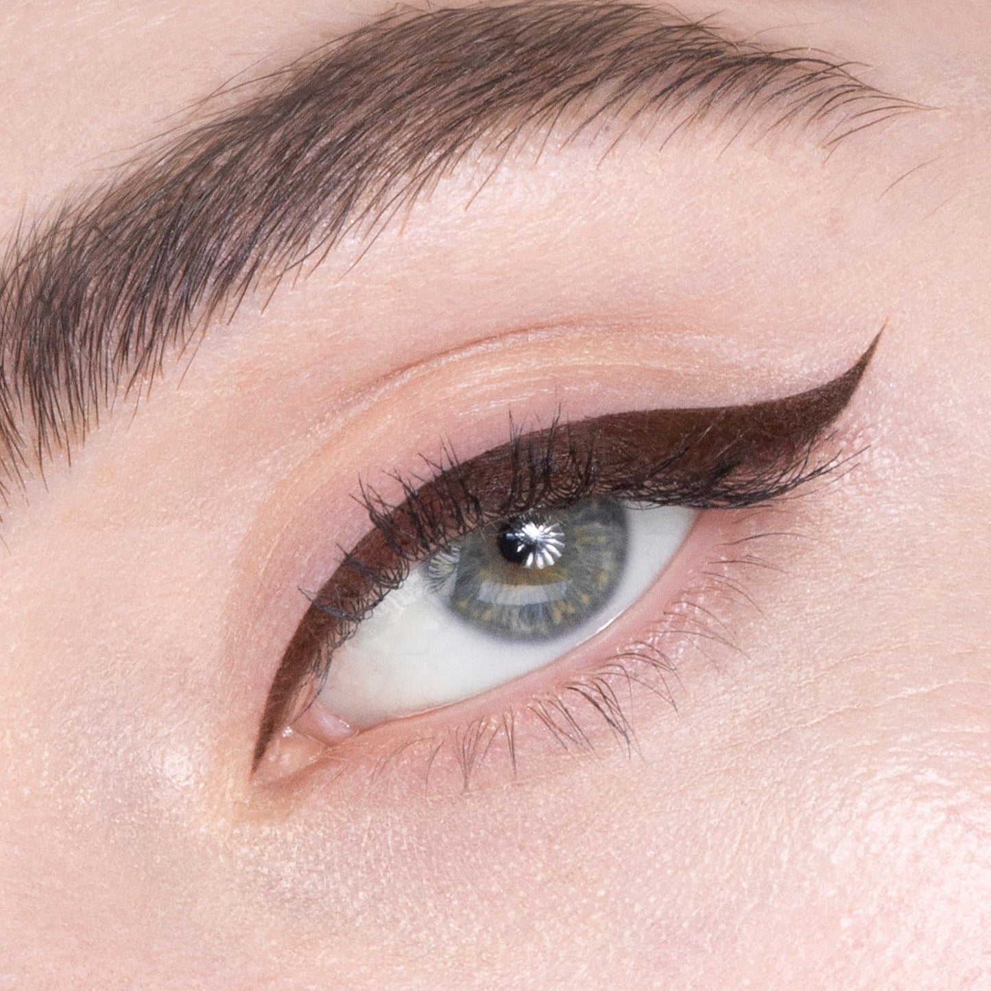 r.e.m. beauty by ariana grande | At the Borderline Liquid Eyeliner in Teddy, Long-Wearing Waterproof Liquid Liner