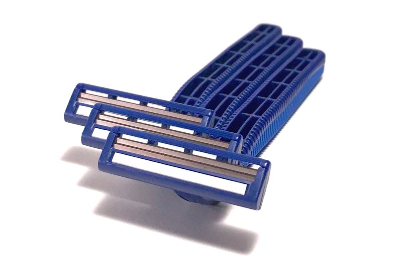 10 Pack of Dependable Disposable Blue Razor Blades with Aloe Vera Strip and Solid Handle