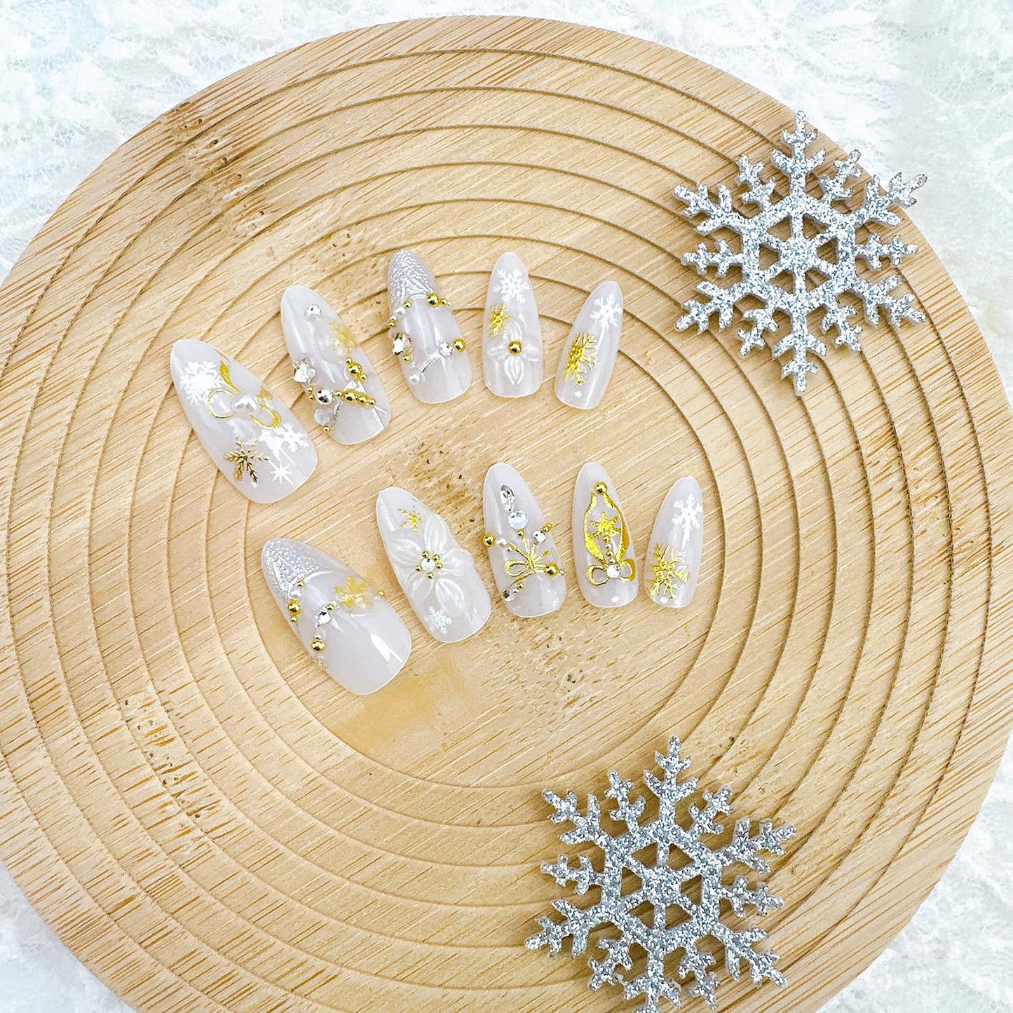 24Pcs Christmas Press on Nails Medium Almond Fake Nails with Heart Star Diamond Designs 3D Winter Flower Acrylic Nail New Year Gold Snowflake False Nails Xmas Full Cover Glue on Nails for Women