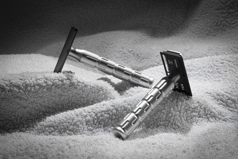 The Goodfellas’ Smile Syntesi Velvet CNC‑Machined Aluminum Double‑Edge Safety Razor – 45° Precision Shaving Angle, Lightweight & Agile Design for Shaving Control, Handcrafted in Italy