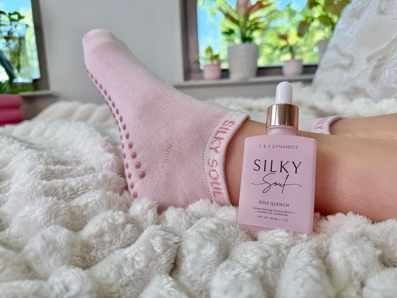 Moisturizing Silicone Socks for Dry Feet & Cracked Heels | Hydrating Treatment - Intensive Foot Repair (Pink, Large)