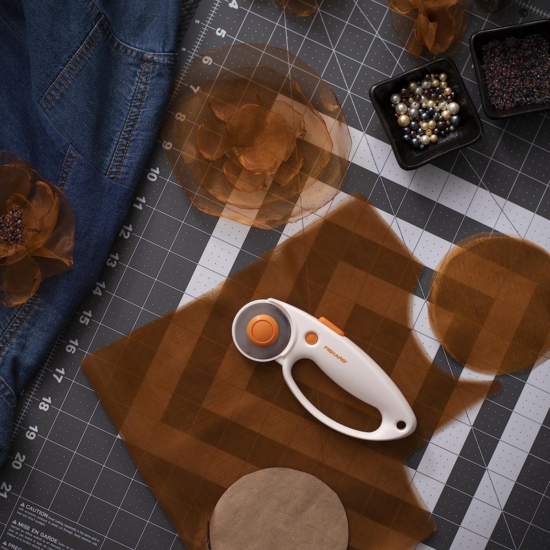 Fiskars 45mm Rotary Cutter for Fabric with Ergonomic Loop Grip, Premium Steel Rotary Fabric Cutter Blade for Precise Cuts, Arts and Crafts, Sewing Supplies and Quilting Tools