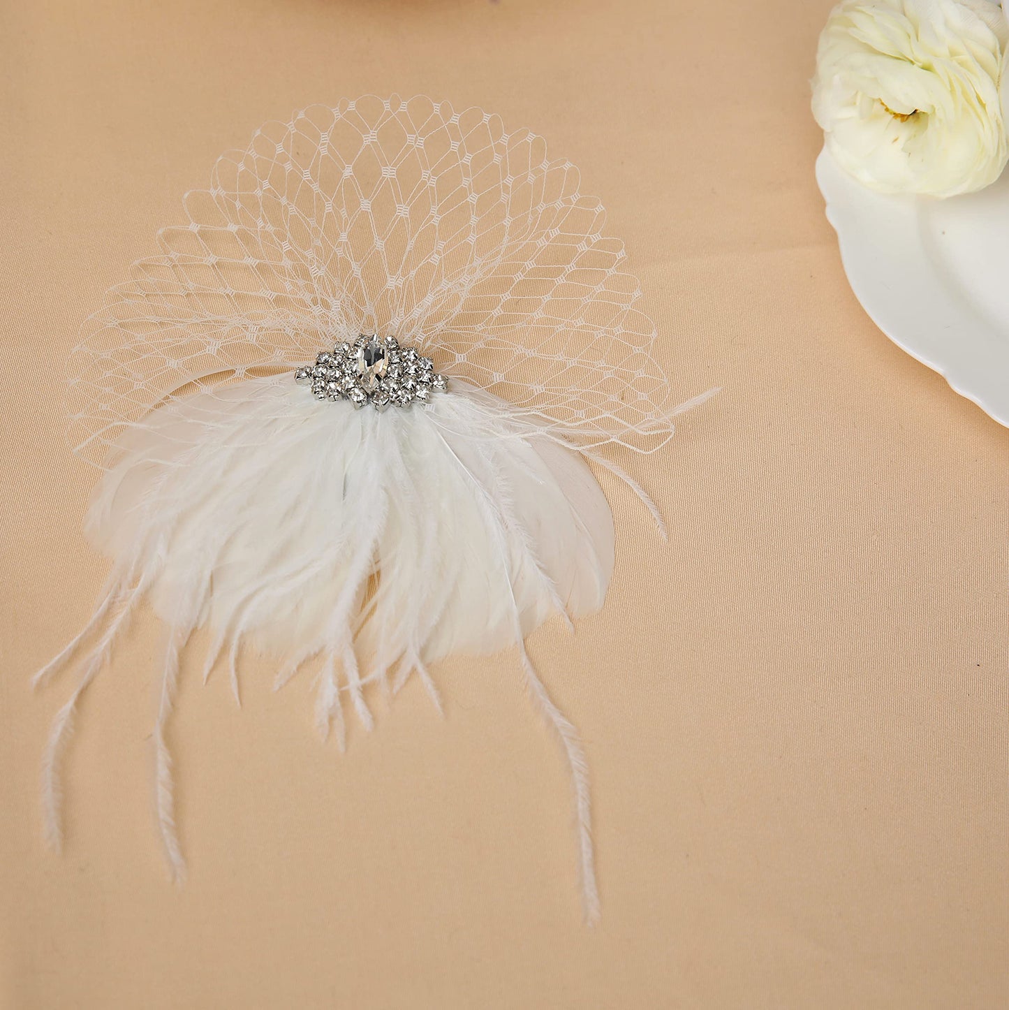 BABEYOND Veil Fascinator Hat for Women Feather Fascinators Hair Clip with Removable Veil Tea Party Hat Bridal Wedding White